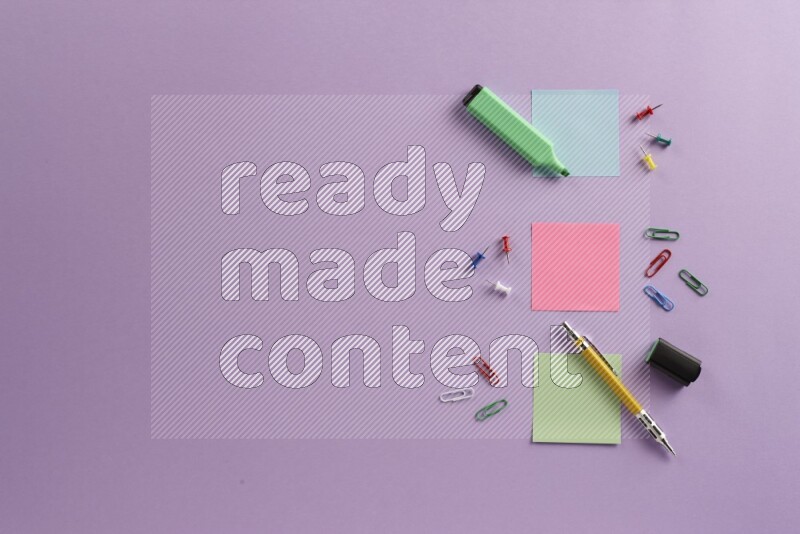 ورق ملاحظات متعدد الألوان مع مستلزمات مدرسية على خلفية أرجوانية