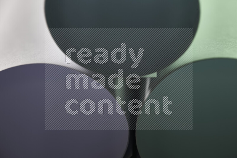 الصورة تعرض فن ورقي تجريدي بأشكال دائرية بدرجات متنوعة من اللون الأخضر