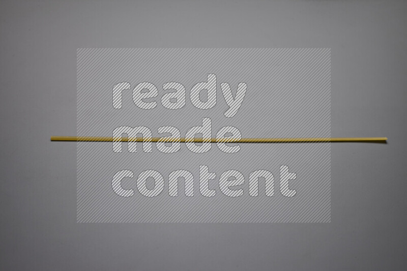 معكرونة شرايط علي خلفية رمادية