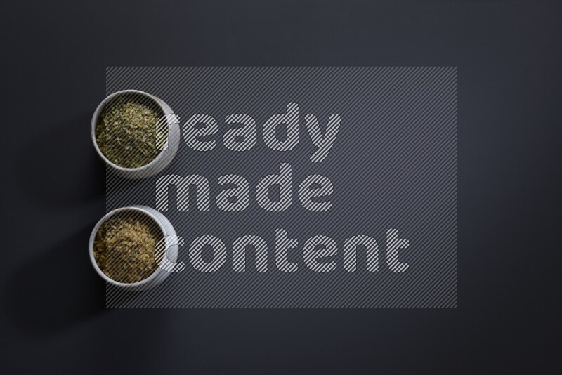 بقوليات في أوعية فخارية علي خلفية رمادية