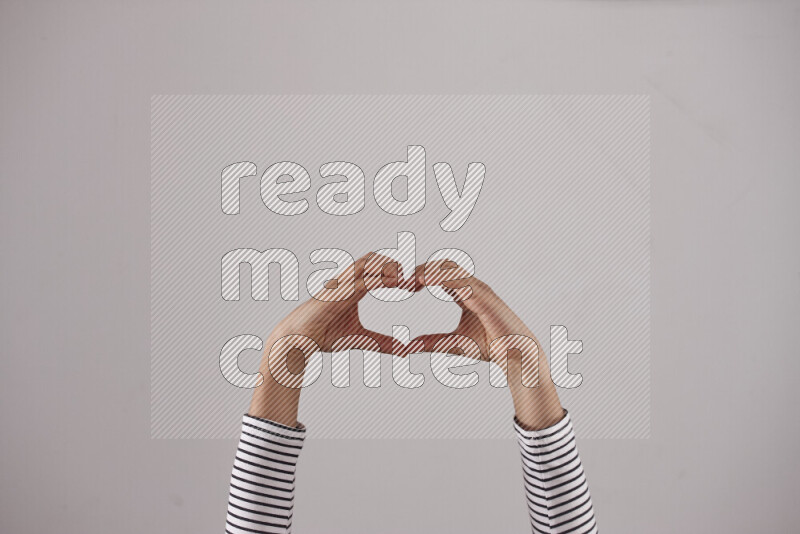 امرأة تشير بيديها بلغة الإشارات المختلفة