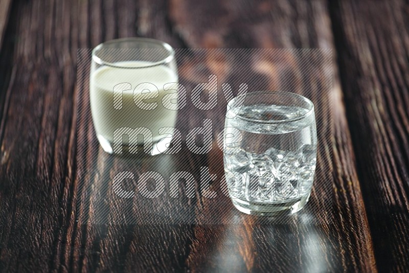 مشروبات باردة في كوب زجاجي مثل الماء والتمر الهندي وقمر الدين والسوبيا والحليب والكركديه على خلفية خشبية