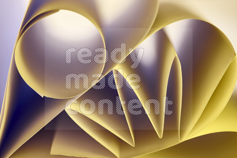 عرض فني لطيات الورق تخلق مزيج من الأشكال الهندسية، مضاءة بإضاءة ناعمة بدرجات دافئة