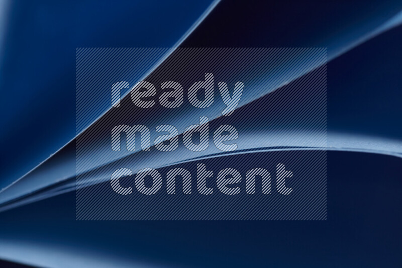 فن تجريدي يعرض المنحنيات المرتبة للأوراق باللون الأزرق