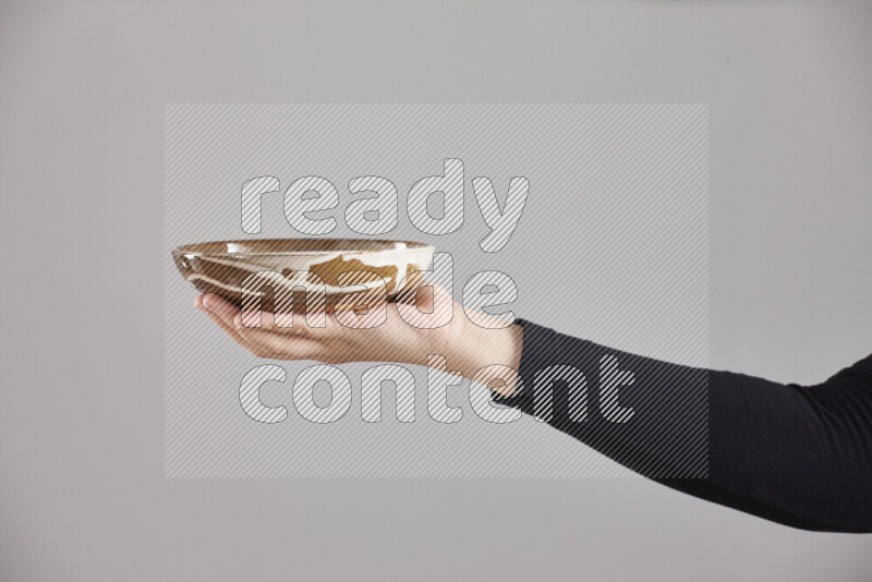 امرأة ترتدي عباءة سوداء تحمل أدوات فخارية مختلفة في أوضاع متعددة