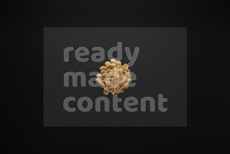 أنواع مختلفة من المعكرونة علي خلفية سوداء