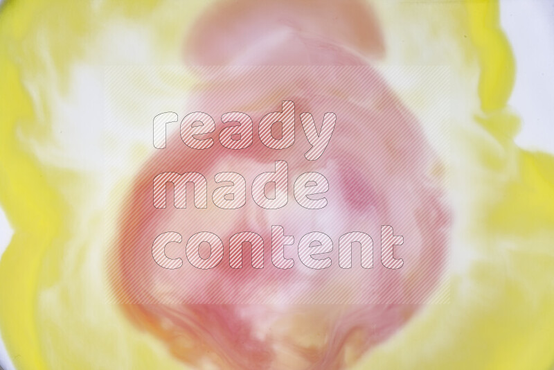 لقطة مقربة لأنماط دوامية باللون الأصفر والأحمر والأبيض