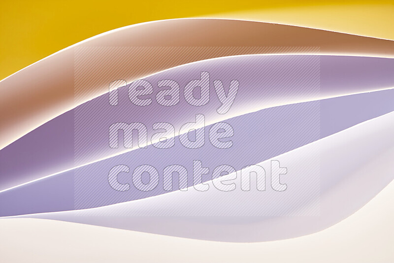 هذه الصورة تعرض تكوين فن الورق التجريدي مع منحنيات ورقية باللون الأبيض ودرجات دافئة مختلفة المكونه بواسطة الضوء الملون