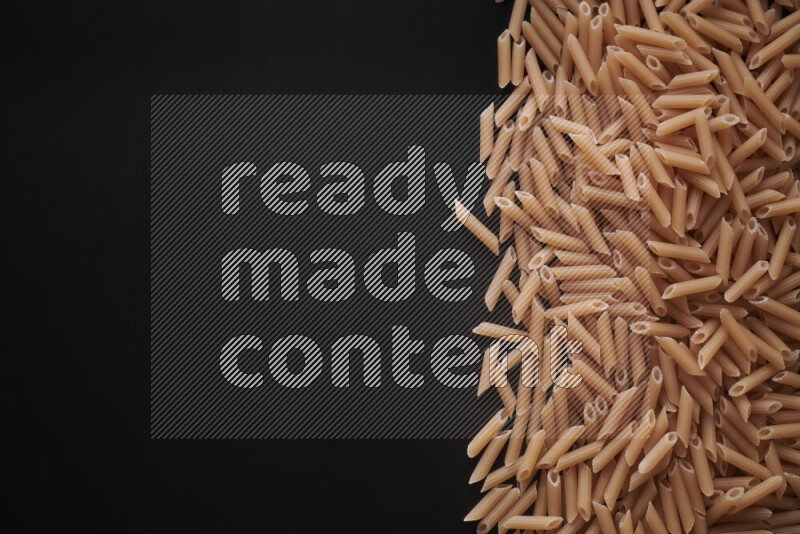 أنواع مختلفة من المعكرونة علي خلفية سوداء