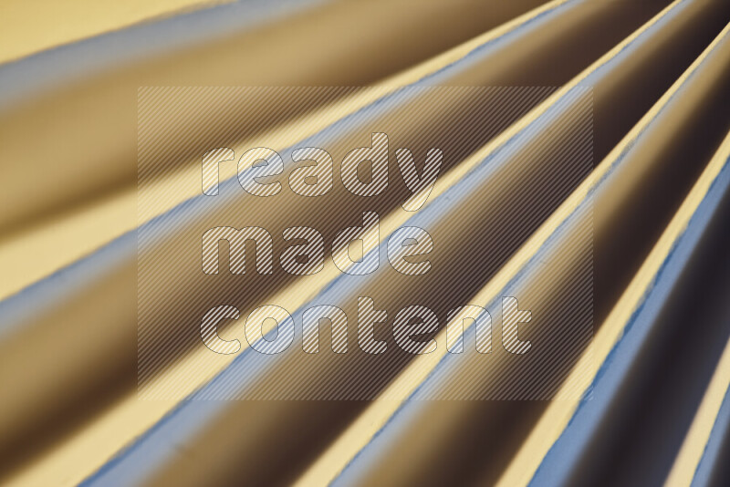 صورة تقدم نمط تجريدي ورقي من الخطوط المائلة بدرجات اللون الأزرق والذهبي