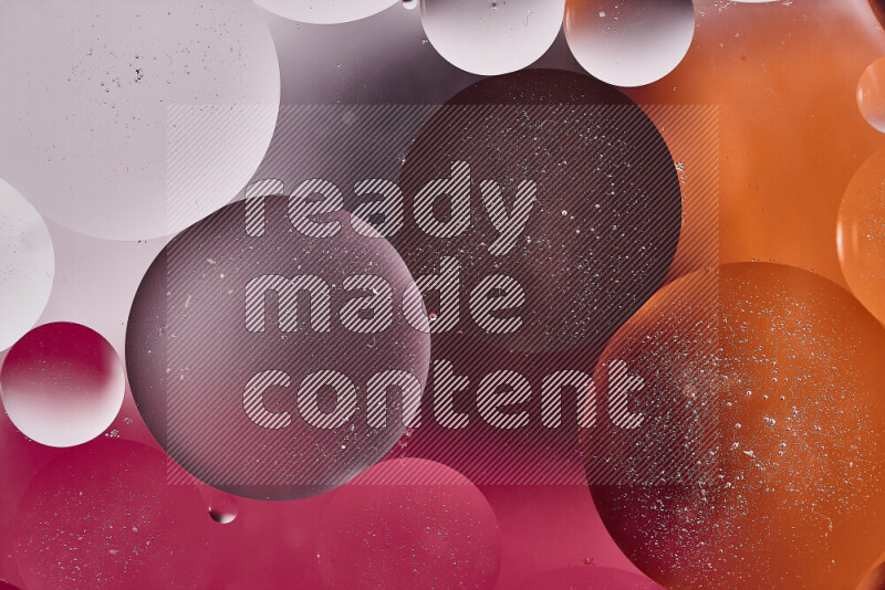 لقطات مقربة لفقاعات من الزيت على سطح الماء باللون الأبيض والبرتقالي والوردي