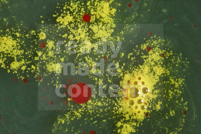 تلتقط الصورة تناثرا للطلاء الأحمر والأخضر والأصفر علي الخلفية