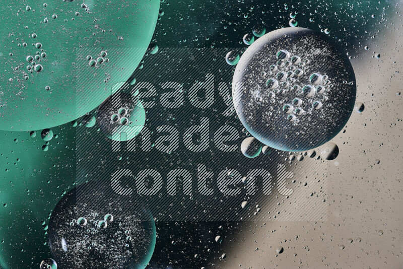 لقطات مقربة لفقاعات من الزيت على سطح الماء باللون الأخضر والبني