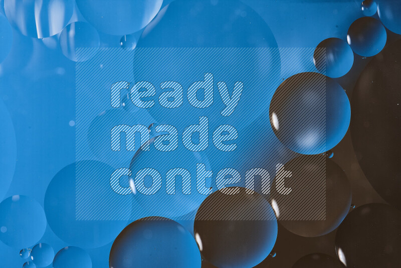 لقطات مقربة لفقاعات من الزيت على سطح الماء باللون الأزرق والبني