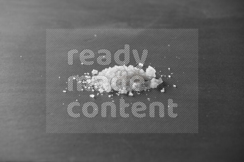 ملح أبيض علي خلفية سوداء