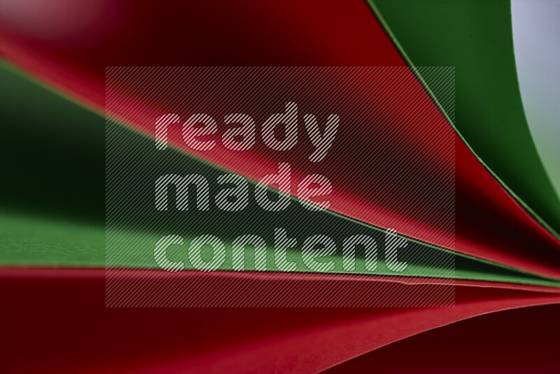 فن تجريدي يعرض المنحنيات المرتبة للأوراق باللون الأحمر والأخضر