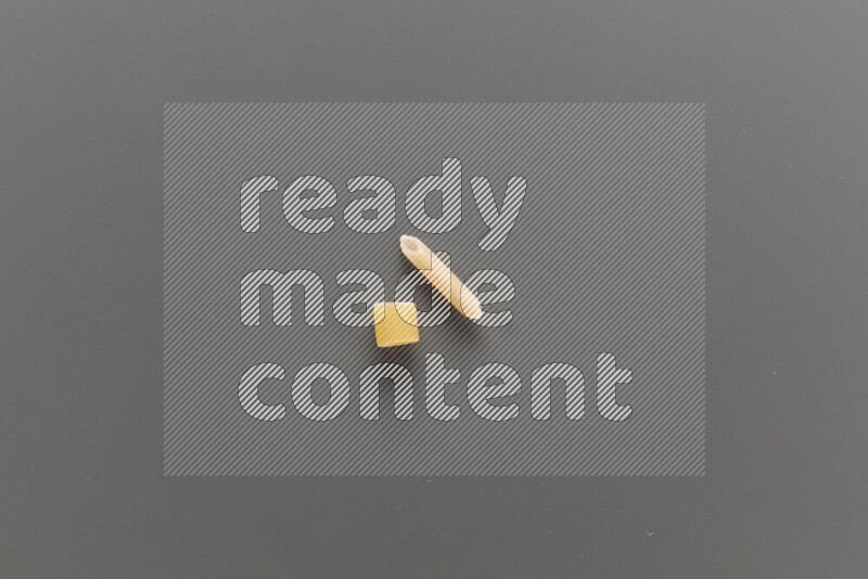 معكرونة خواتم مع أنواع أخري من المعكرونة علي خلفية رمادية