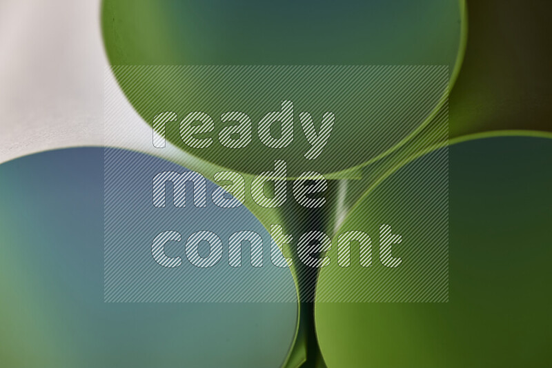 الصورة تعرض فن ورقي تجريدي بأشكال دائرية بدرجات متنوعة من اللون الأخضر