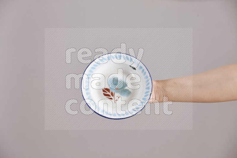 امرأة تحمل بيديها أدوات معدنية مختلفة في أوضاع متعددة