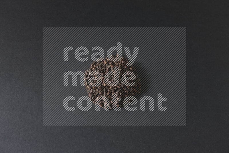 حبوب القرنفل في شكل دائري علي خلفية سوداء