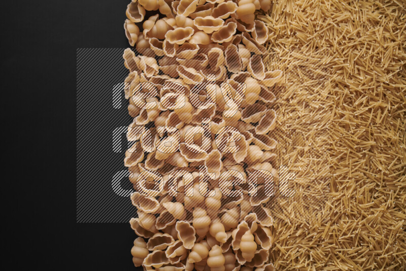 أنواع مختلفة من المعكرونة علي خلفية سوداء