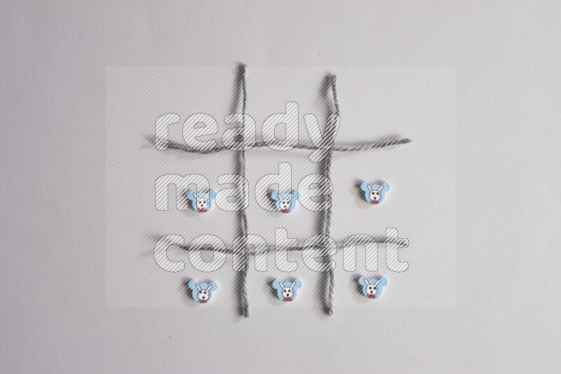 أزرار متعددة اﻷلوان موضوعة علي خلفية رمادية