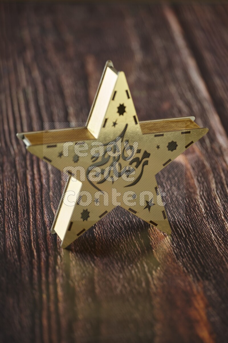 فانوس موضوع علي خلفية خشبية