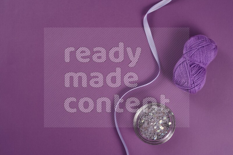 مجموعة من أدوات الخياطة والتفصيل أرجوانية اللون على خلفية أرجوانية