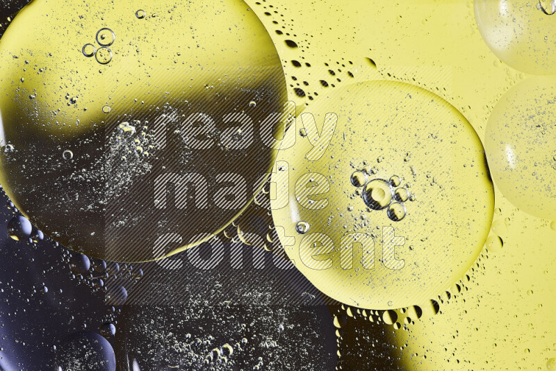 لقطات مقربة لفقاعات من الزيت على سطح الماء باللون الأسود والأصفر