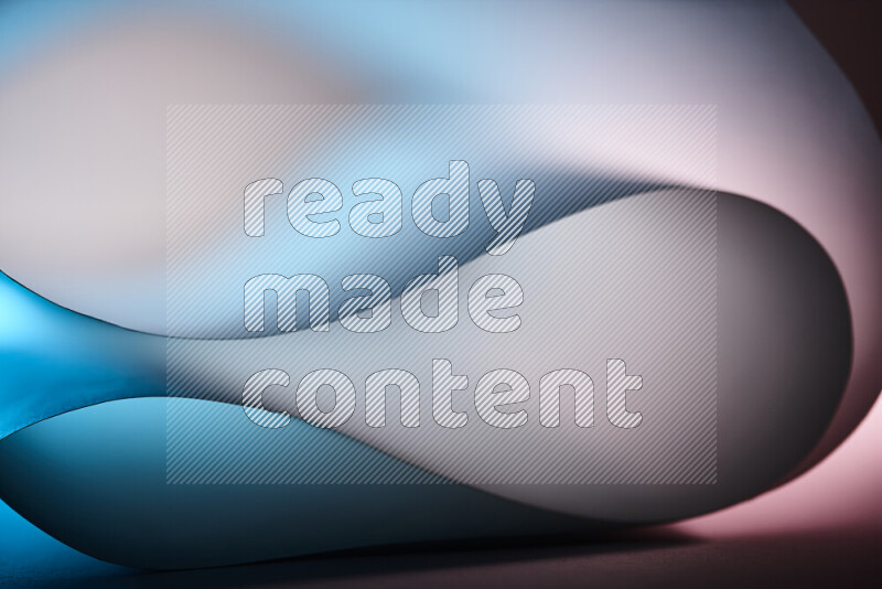 فن تجريدي يعرض منحنيات وتدرجات اللون الأزرق والأبيض مكونه بضوء ملون