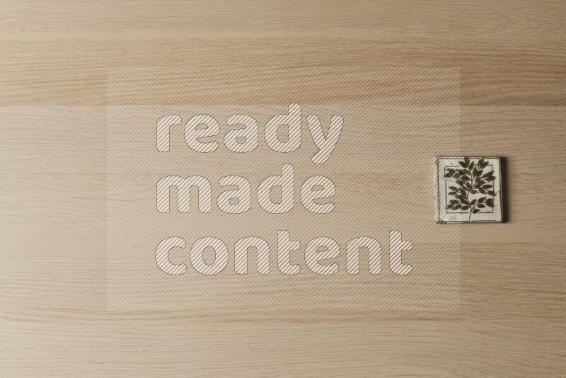 قواعد أكواب فخارية مزخرفة على خلفية خشبية فاتحة