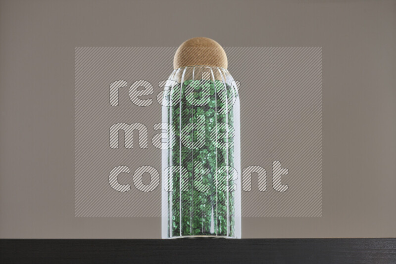 ترتر ملون في وعاء زجاجي علي خلفية سوداء