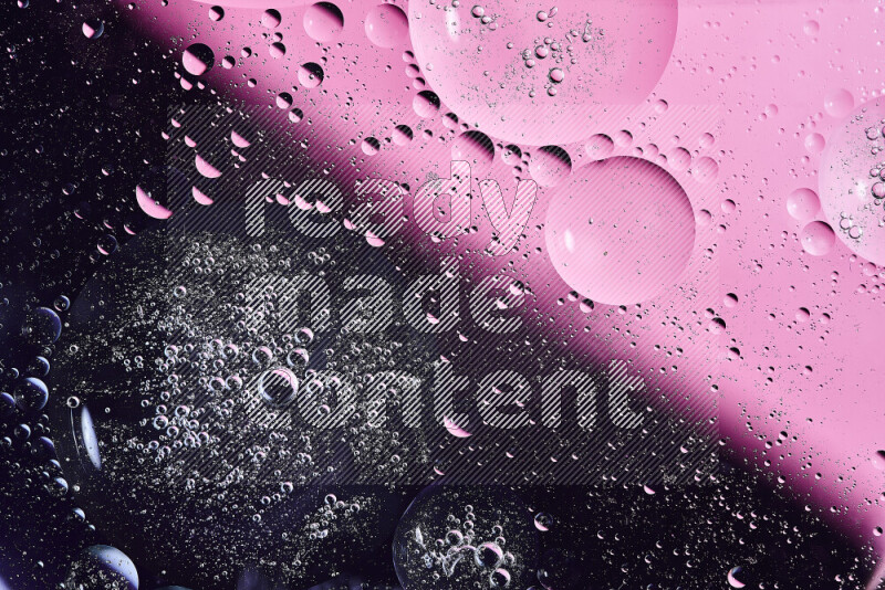 لقطات مقربة لفقاعات من الزيت على سطح الماء باللون الأرجواني والوردي