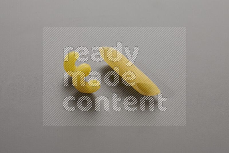 معكرونة تويست مع أنواع أخري من المعكرونة علي خلفية رمادية