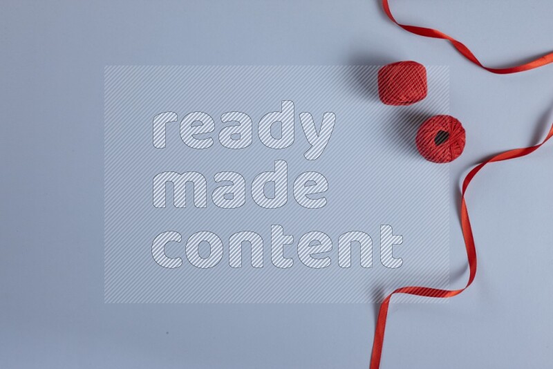 مجموعة من أدوات الخياطة والتفصيل حمراء اللون على خلفية زرقاء