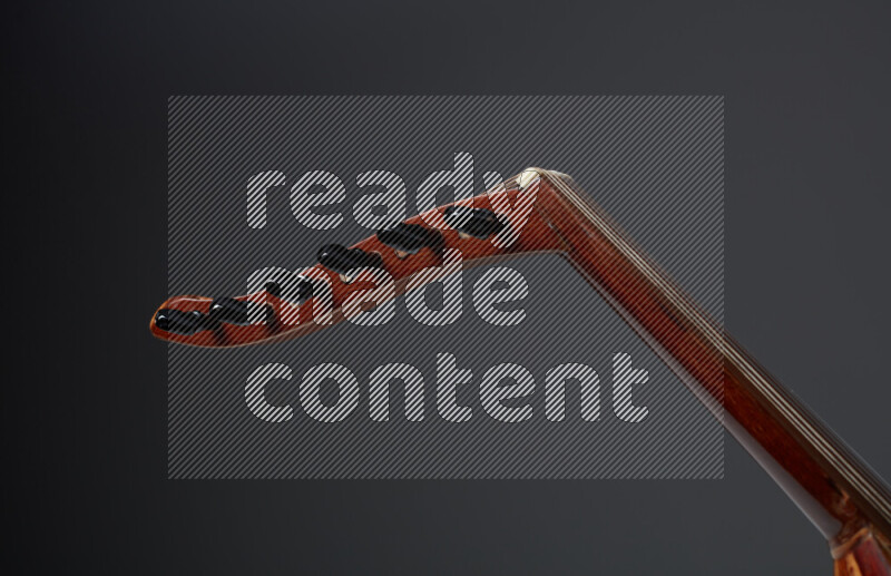 اجزاء من عود خشبي بني على خلفية رمادية