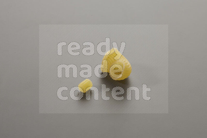 معكرونة مرمرية مع أنواع أخري من المعكرونة علي خلفية رمادية