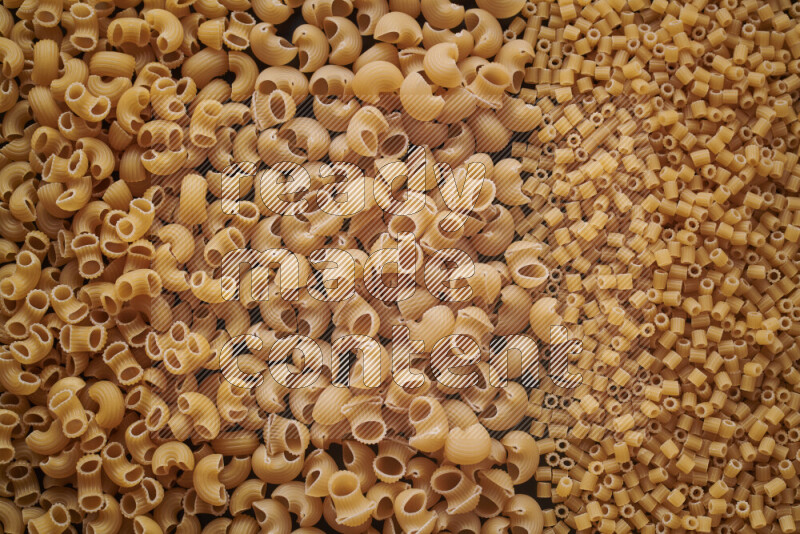 3 انواع معكرونة علي الخلفية كاملة