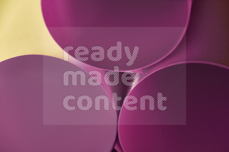 الصورة تعرض فن ورقي تجريدي بأشكال دائرية بدرجات متنوعة من اللون الوردي والدرجات الدافئة