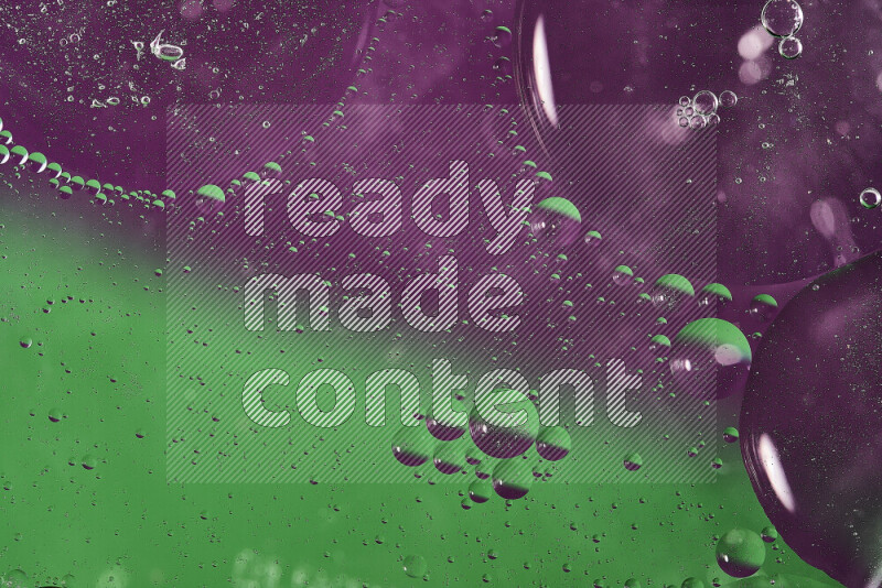 لقطات مقربة لفقاعات من الزيت على سطح الماء باللون الأخضر والأرجواني