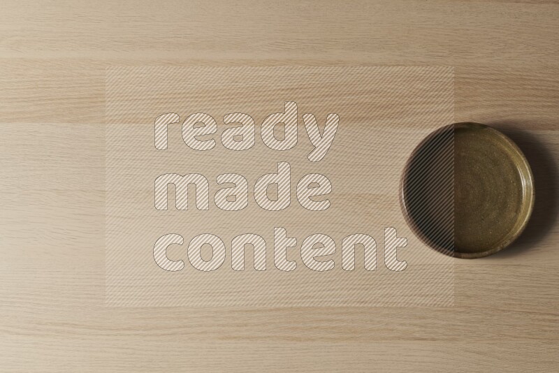 وعاء فرن فخاري متعدد الألوان علي خلفية خشبية فاتحة