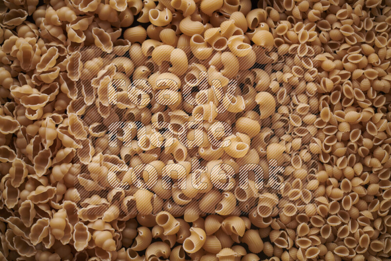 3 انواع معكرونة علي الخلفية كاملة