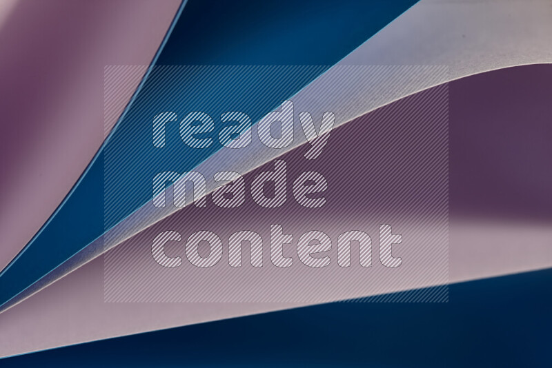 فن تجريدي يعرض المنحنيات المرتبة للأوراق باللون الارجواني والأزرق