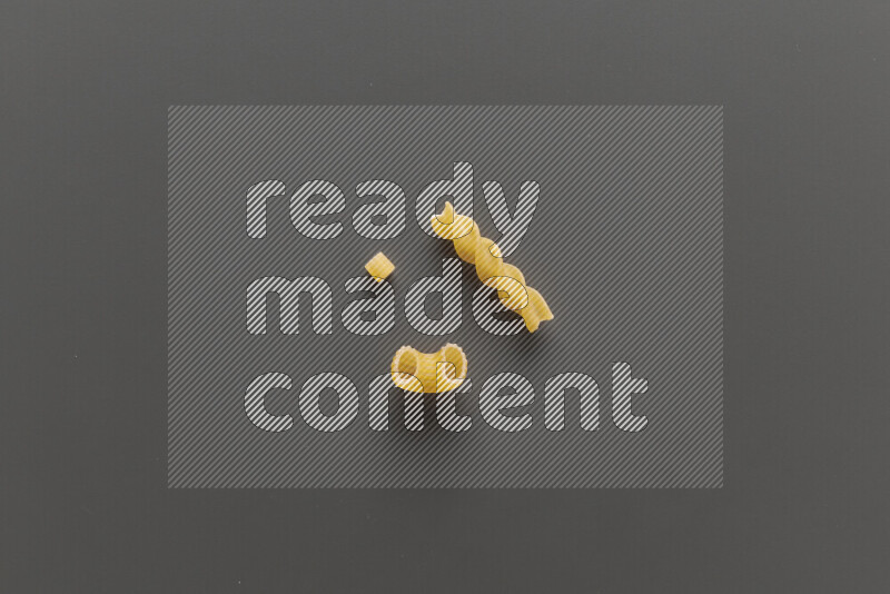 أنواع مختلفة من المعكرونة علي خلفية رمادية