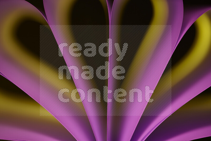 فن تجريدي يعرض منحنيات وتدرجات اللون الأصفر والوردي مكونه بضوء ملون