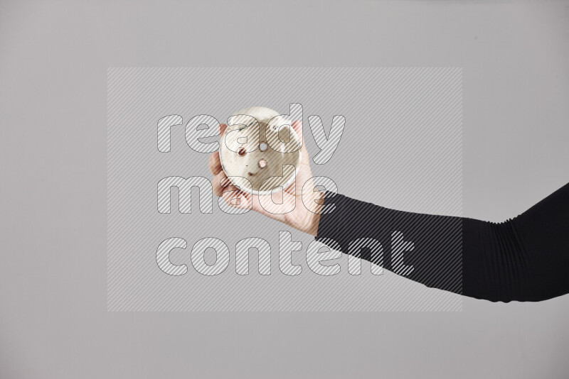 امرأة ترتدي عباءة سوداء تحمل أدوات فخارية مختلفة في أوضاع متعددة