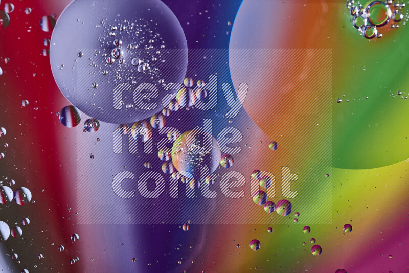 لقطات مقربة لفقاعات من الزيت على سطح الماء بألوان متنوعة