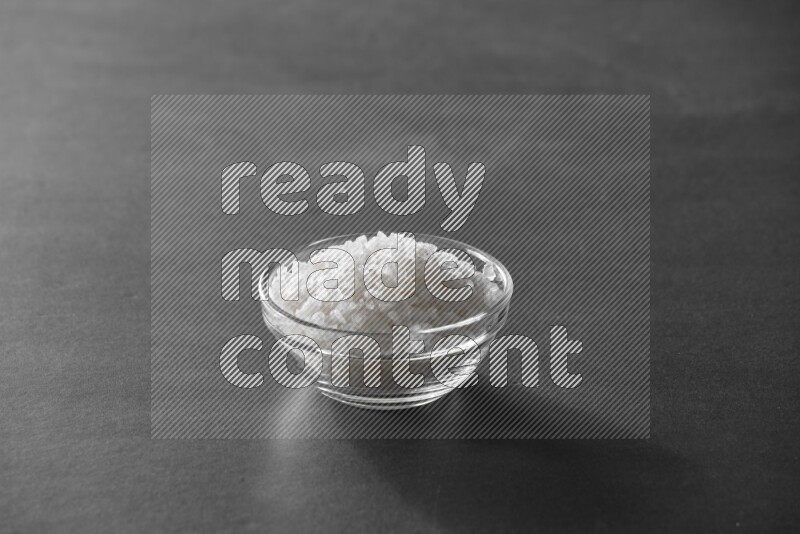 ملح في وعاء زجاجي علي خلفية سوداء