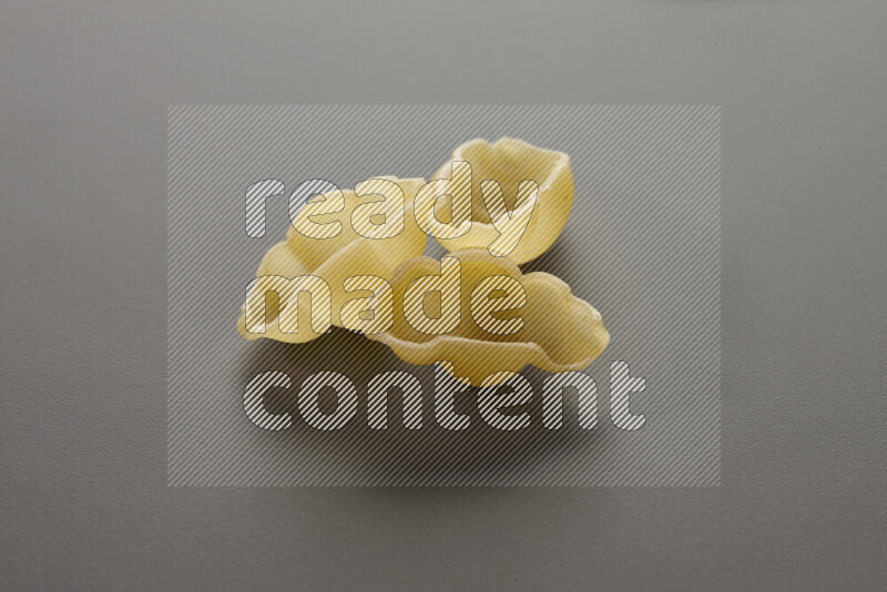 معكرونة قواقع علي خلفية رمادية