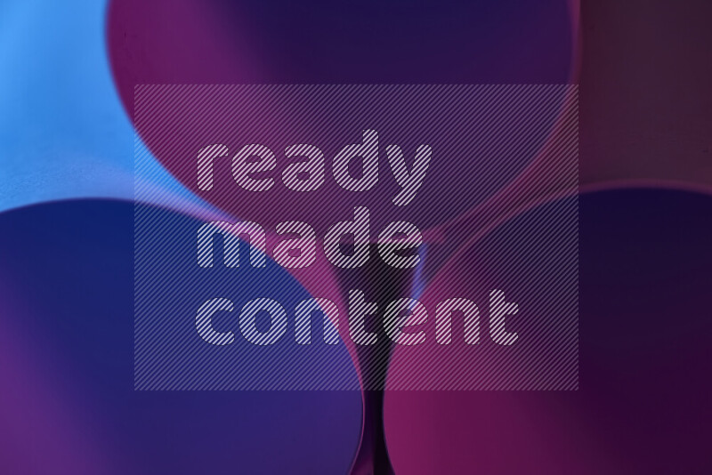 الصورة تعرض فن ورقي تجريدي بأشكال دائرية بدرجات متنوعة من اللون الأزرق والارجواني